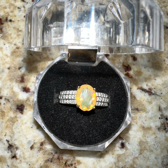 10k Gold Opal Ring - Picture 2 of 8